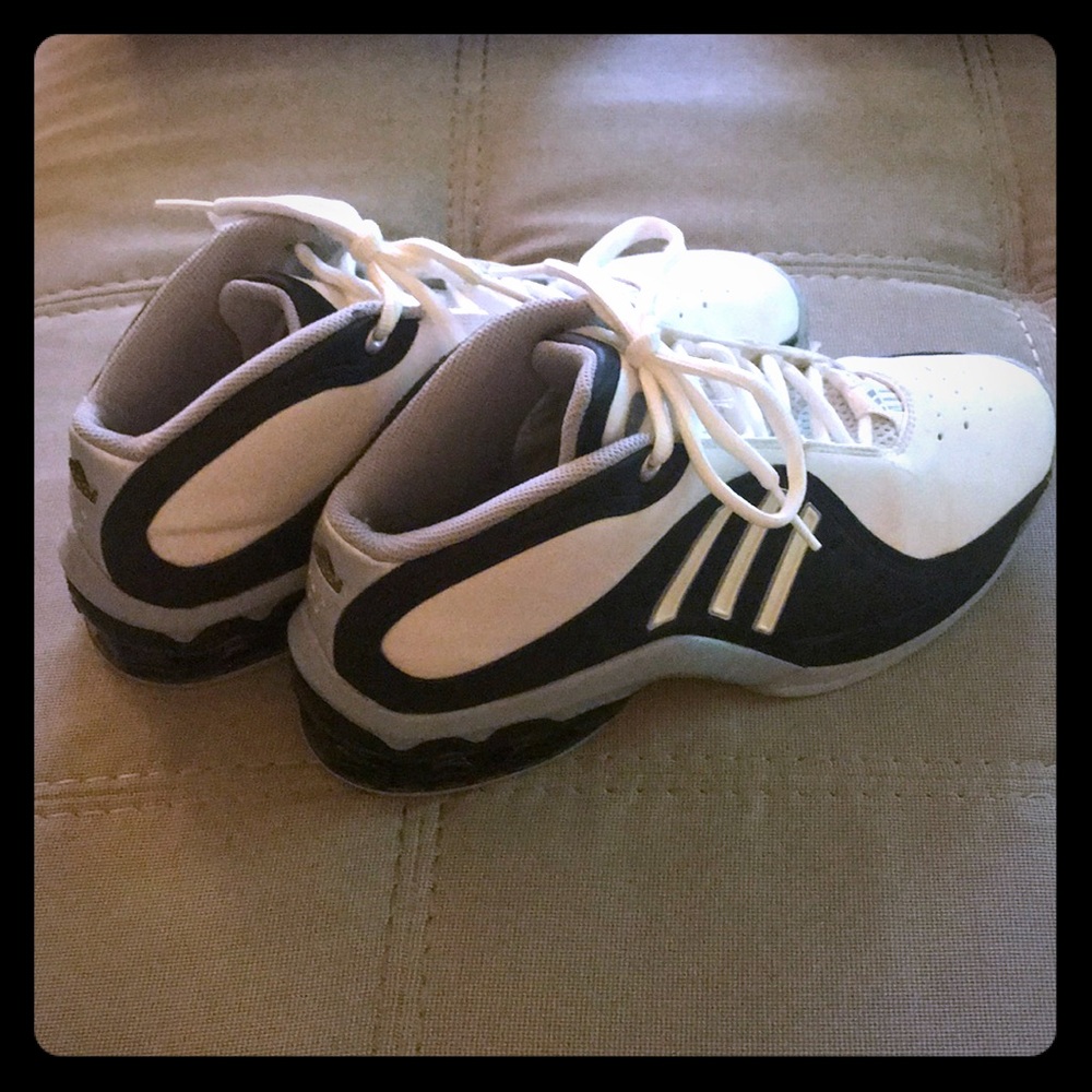 MENS basketball shoes - EXCELLENT CONDITION